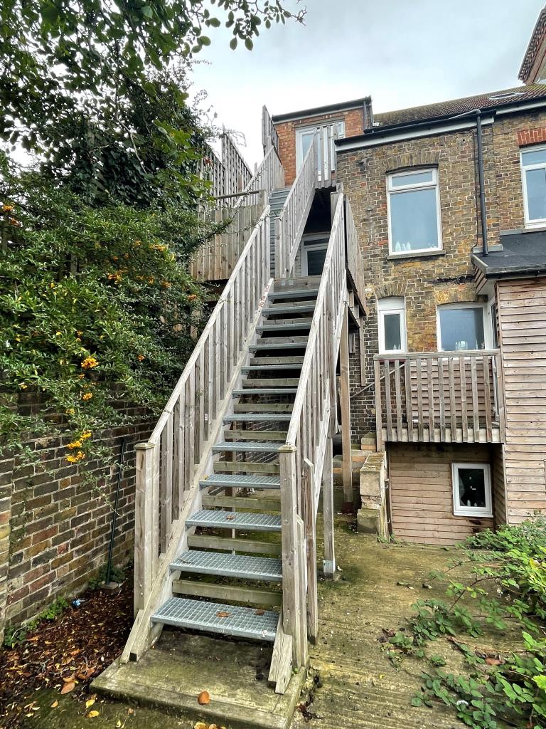 Lot: 109 - WELL PRESENTED FLAT FOR INVESTMENT -